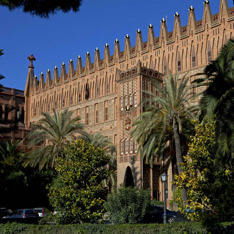 Vista del jardi exterior i edifici de les Teresianes