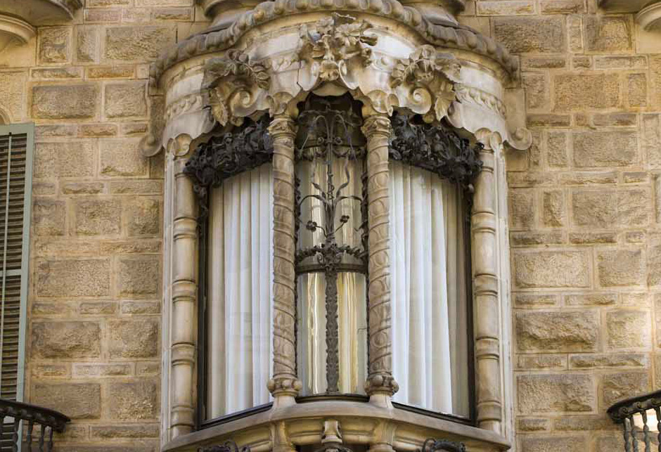 Ventanas con columnas decorativas a la Casa Calvet