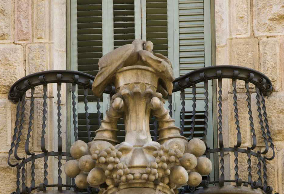 Motiu decoratiu d'un balcó de la Casa Calvet