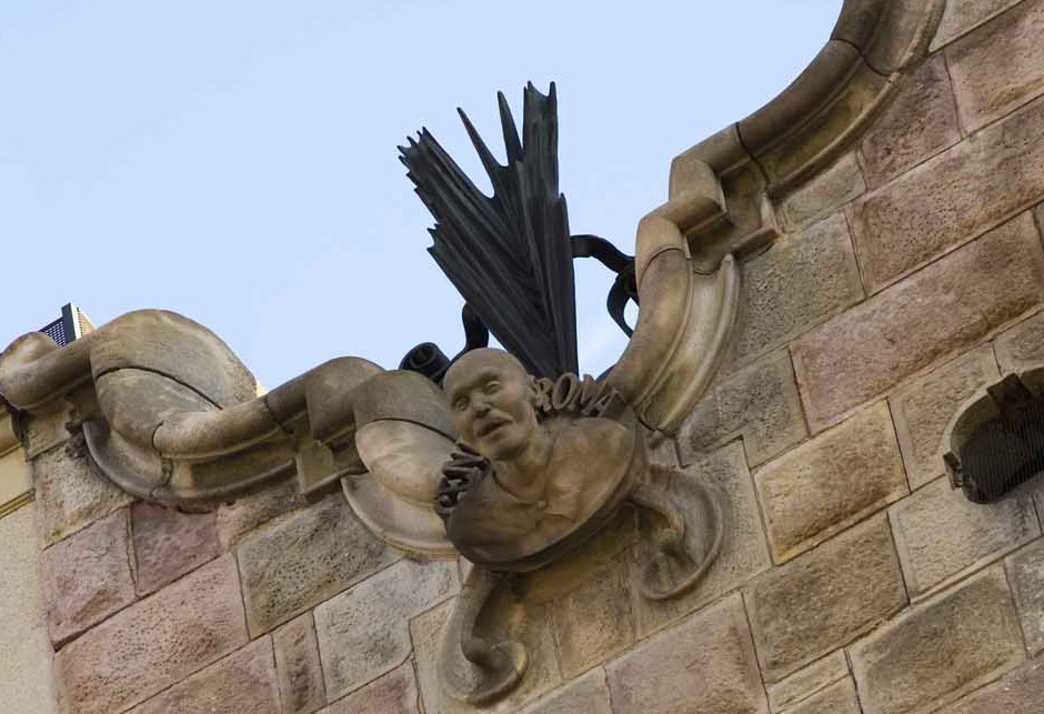 Bust decoratiu a la façana de la Casa Calvet